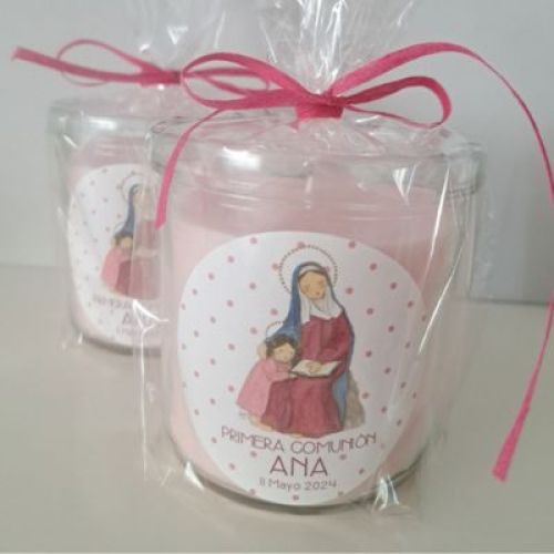 Vela personalizada para Primera Comunión con ilustración de la Virgen y un niño, envuelta en celofán con lazo rosa