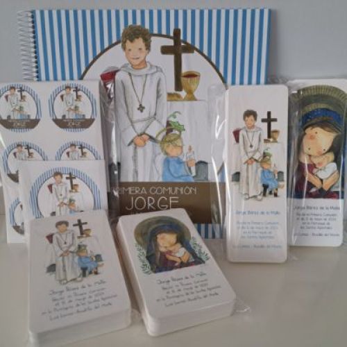 Pack de recuerdos de Primera Comunión con ilustraciones religiosas personalizadas.