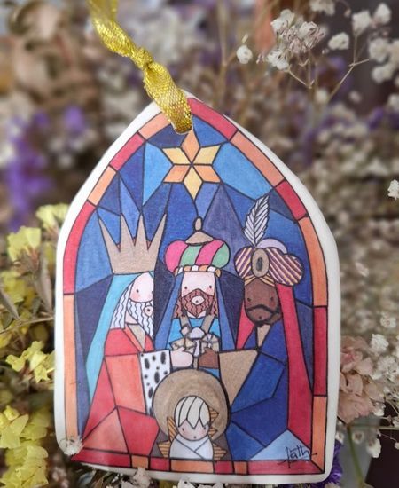 Adorno navideño con ilustración de Reyes Magos en vitral, colgado entre flores secas