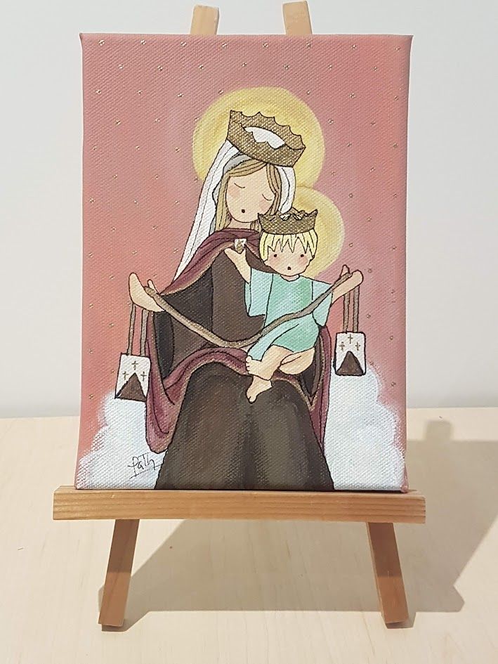 Pintura de la Virgen del Carmen con el Niño Jesús, ambos con coronas, sosteniendo escapularios, sobre fondo rosa con puntos dorados