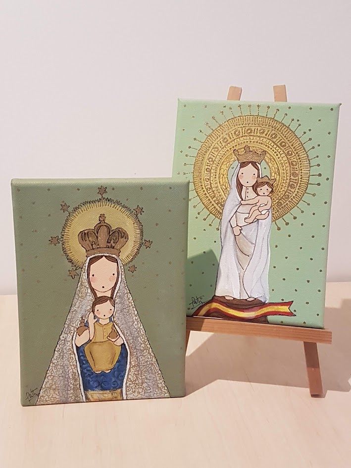 Pinturas de la Virgen del Pilar y la Virgen de los Desamparados, ambas con coronas, sobre fondos verdes con puntos dorados