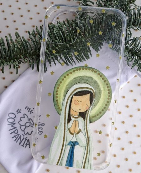 Funda transparente con ilustración de la Virgen María orante y estrellas doradas, sobre bolsa Mi Dulce Compañía