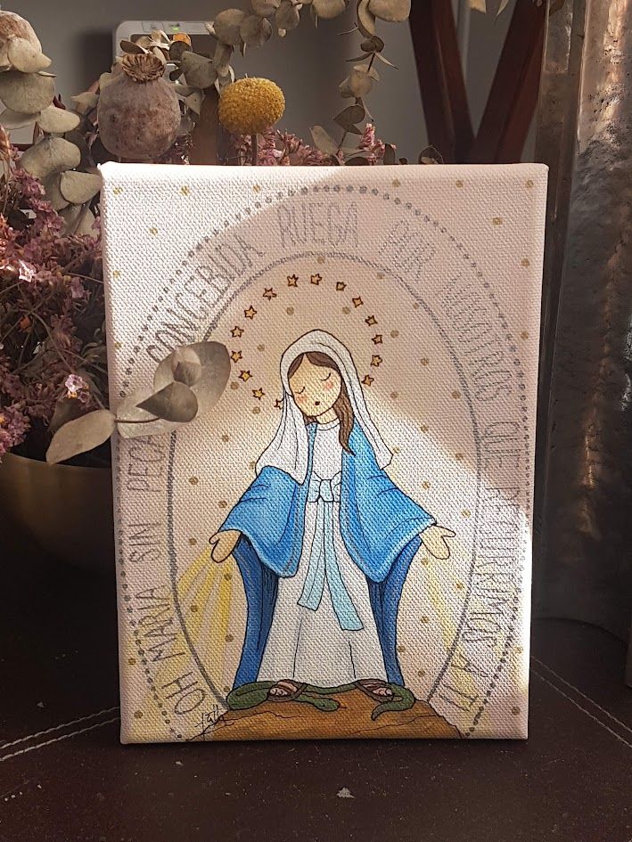Pintura de la Inmaculada Concepción, Virgen de pie con manto azul, rodeada de estrellas y la frase 'Oh María sin pecado concebida, ruega por nosotros' en el borde