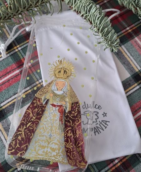 Funda de móvil con imagen de la Virgen vestida de gala con corona dorada, sobre fondo de cuadros navideños