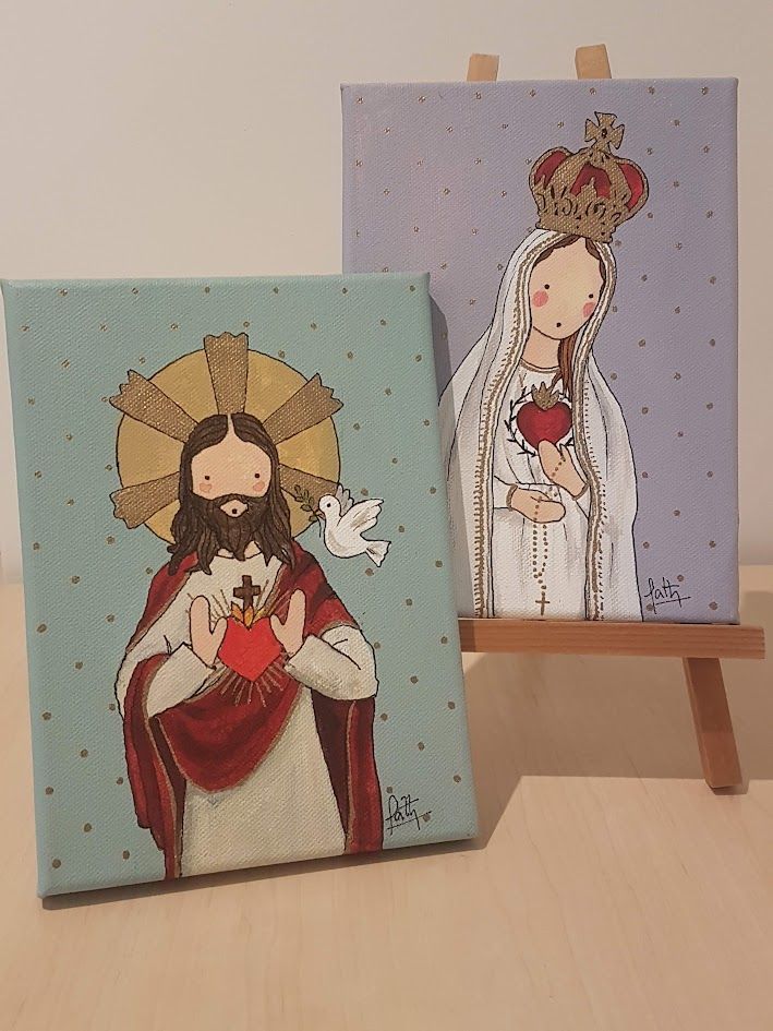 Pinturas de Jesús con el Sagrado Corazón y la Virgen con el Inmaculado Corazón, ambas con coronas y fondos de colores suaves con puntos dorados