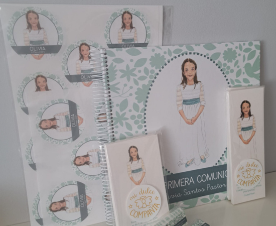 Pack de Primera Comunión personalizado con ilustración de una niña con vestido blanco y cinturón azul. Incluye recordatorios, libretas, pegatinas redondas y una lámina grande con el nombre "Olivia Santos Pastor", diseñado por Mi dulce Compañía.