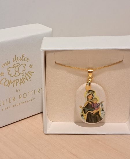 Colgante religioso en caja de regalo con imagen de santo y niño, presentado por Mi Dulce Compañía