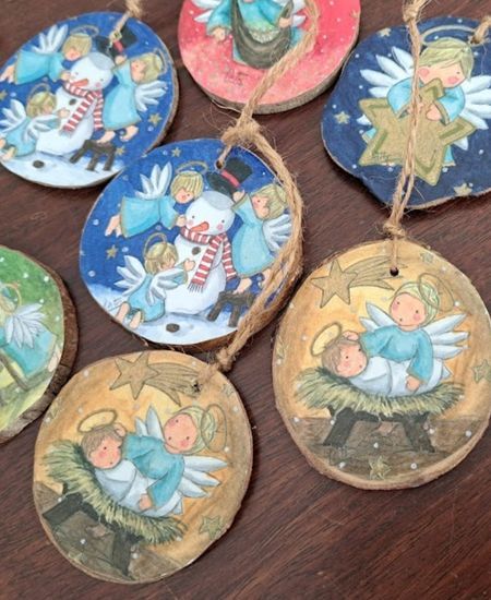 Colección de adornos navideños circulares de madera con ilustraciones de ángeles y escenas de Navidad