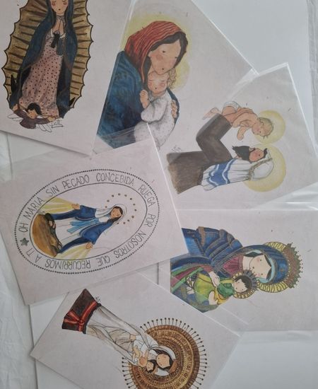 Láminas ilustradas de diferentes advocaciones marianas con estilo infantil y fondo claro