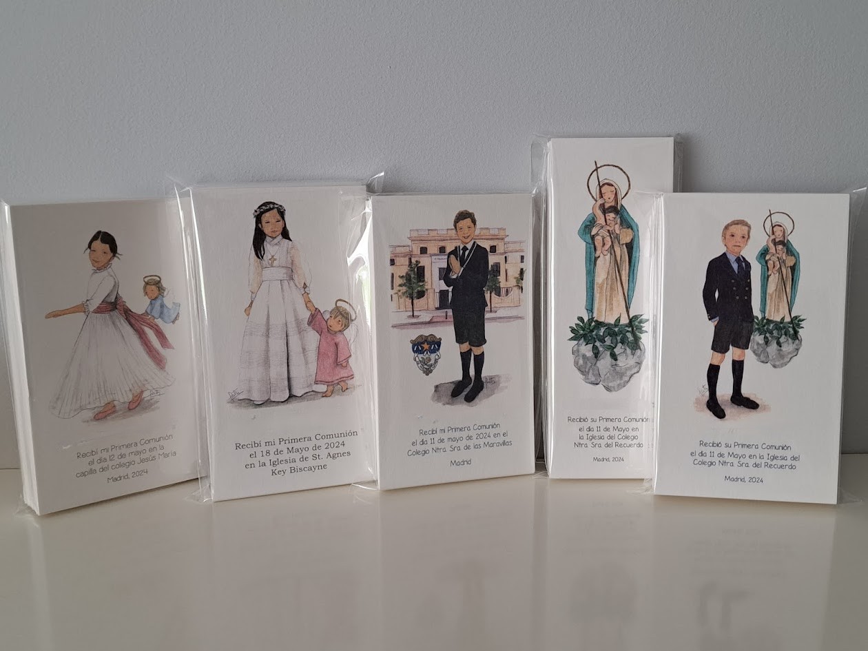 Varios recordatorios de Primera Comunión personalizados con ilustraciones de niños y niñas.