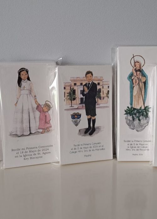 Cinco recordatorios personalizados de Primera Comunión con ilustraciones de niños y niñas en diferentes estilos de trajes, acompañados de santos y detalles religiosos.
