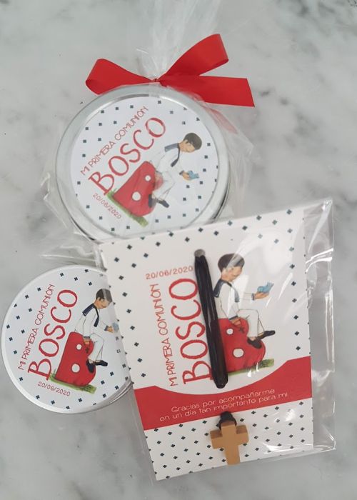 Detalles de Primera Comunión personalizados para niño, con cajitas, etiquetas y cruz de madera, decorados con ilustración de niño y el nombre Bosco.
