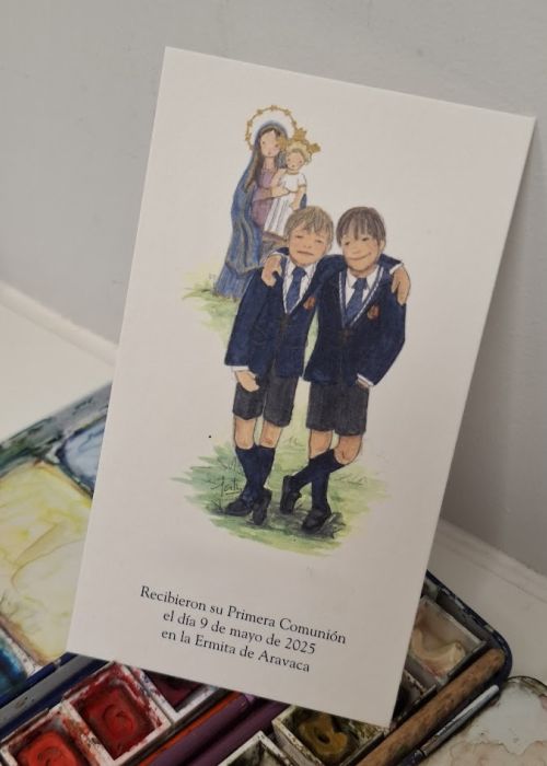 Recordatorio personalizado de Primera Comunión con ilustración de dos niños vestidos con uniforme escolar junto a imagen de la Virgen, con texto de fecha y lugar.