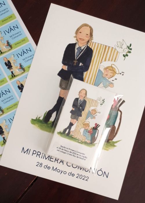 Conjunto de recordatorios, lámina y pegatinas personalizadas de Primera Comunión con ilustración de niña en vestido blanco junto a paisaje con árboles.