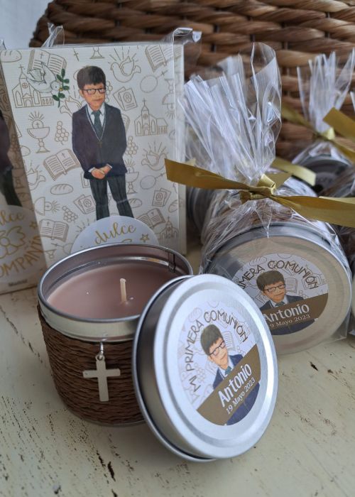 Pack de recordatorios, etiquetas y lámina personalizada de Primera Comunión con ilustración de niño, nombre y fecha del evento.