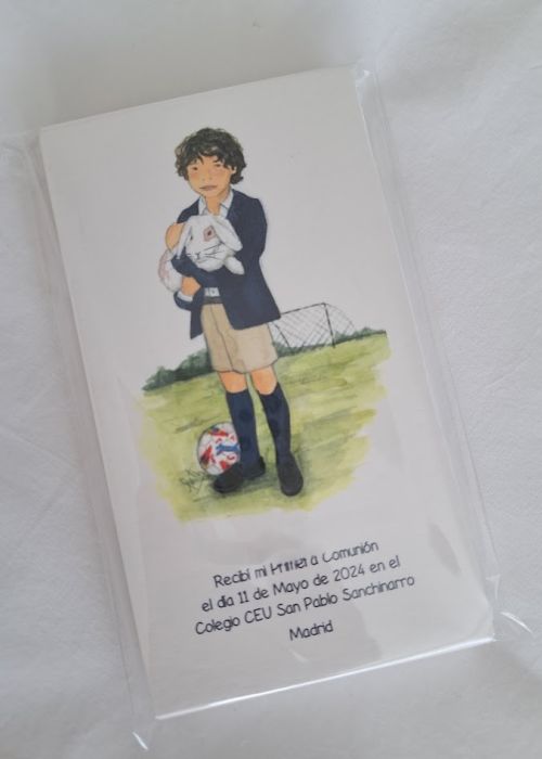 Recordatorio personalizado de Primera Comunión con ilustración de niño sosteniendo un conejo y un balón de fútbol, con texto de fecha y colegio.