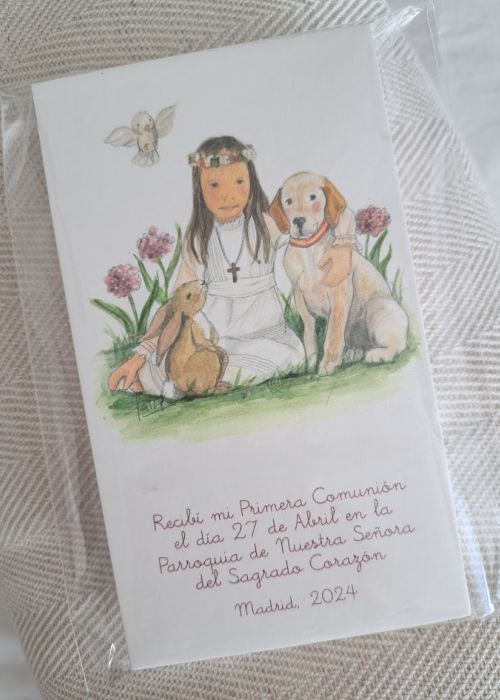 Recordatorio personalizado de Primera Comunión con ilustración de niña en vestido blanco acompañada de un perro y un conejo, con texto detallando fecha y lugar.