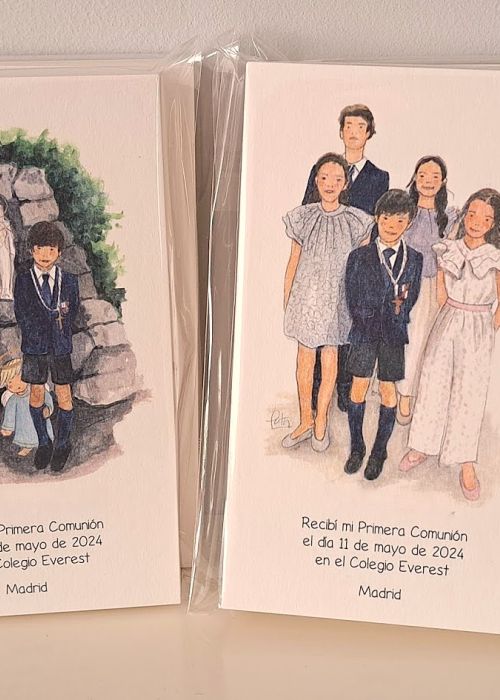 Recordatorios personalizados de Primera Comunión con ilustraciones de niño junto a gruta de la Virgen y grupo de niños vestidos para la comunión.