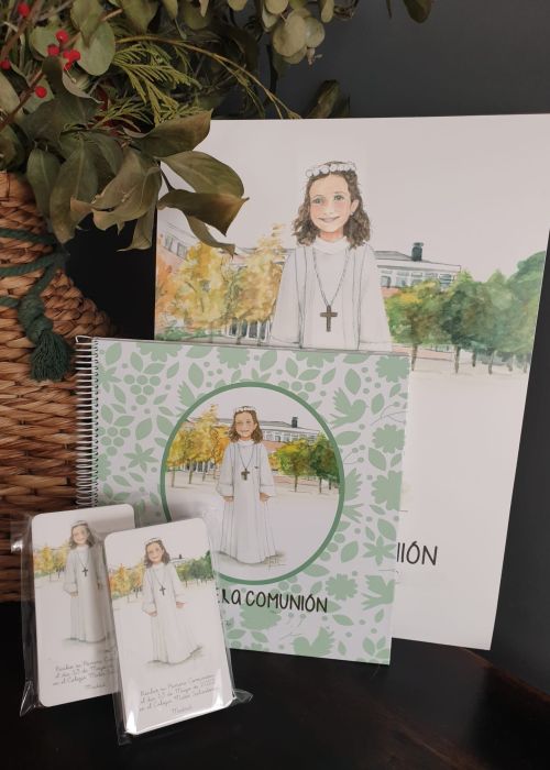 Recordatorios y velas personalizadas para Primera Comunión de niño, decoradas con ilustración y nombre, presentadas en cajitas y envueltas con lazo dorado.
